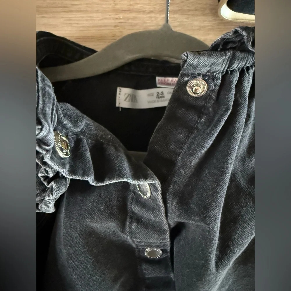 Zara  2-3 Girls Black Denim l/sl embroidered floral bib collar button shirt - Picture 6 of 6